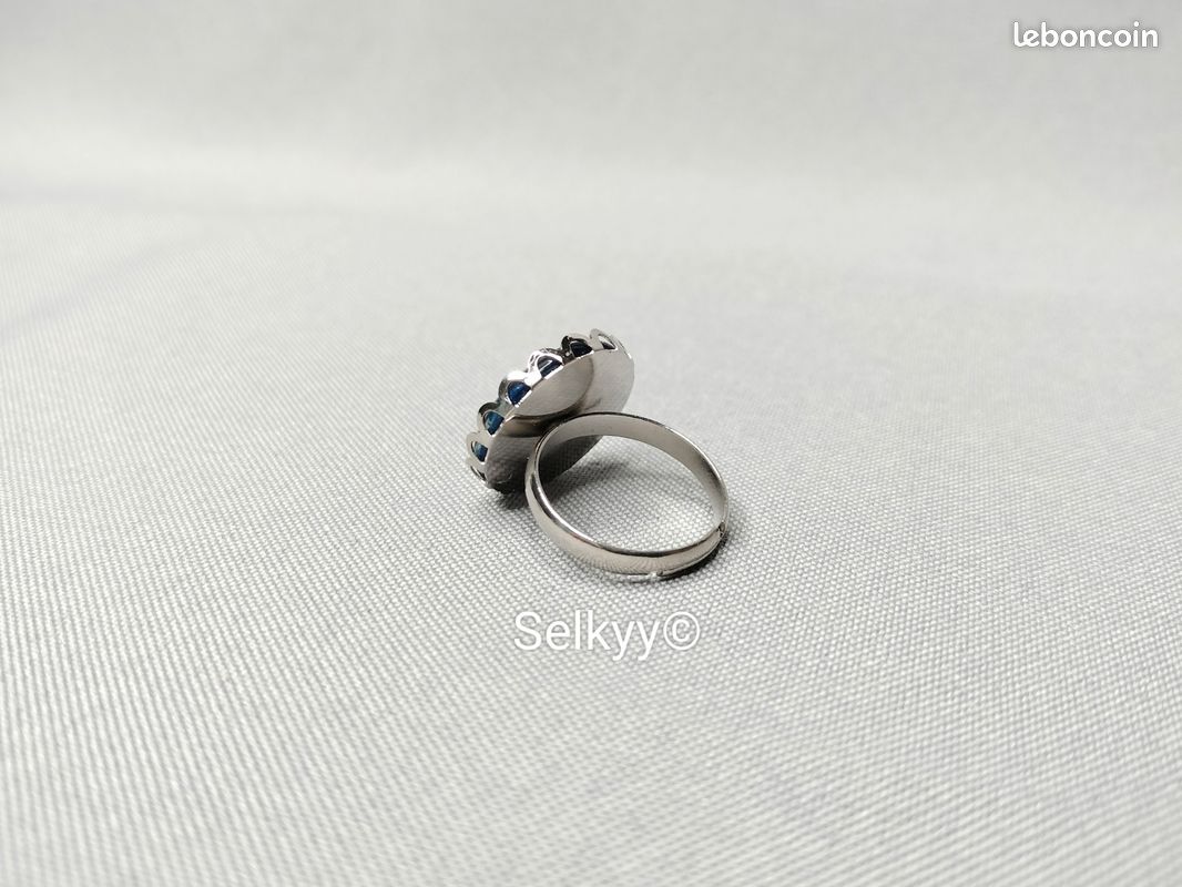 Bague fantaisie réglable en acier inoxydable ornée d’un cabochon rond bleu pailleté bleu et argent (image 6)