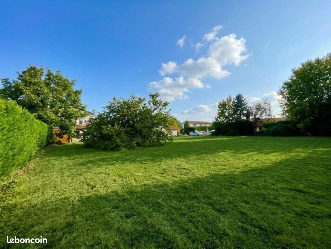 Terrain 827 m² · à Tramoyes · 215 000 €
