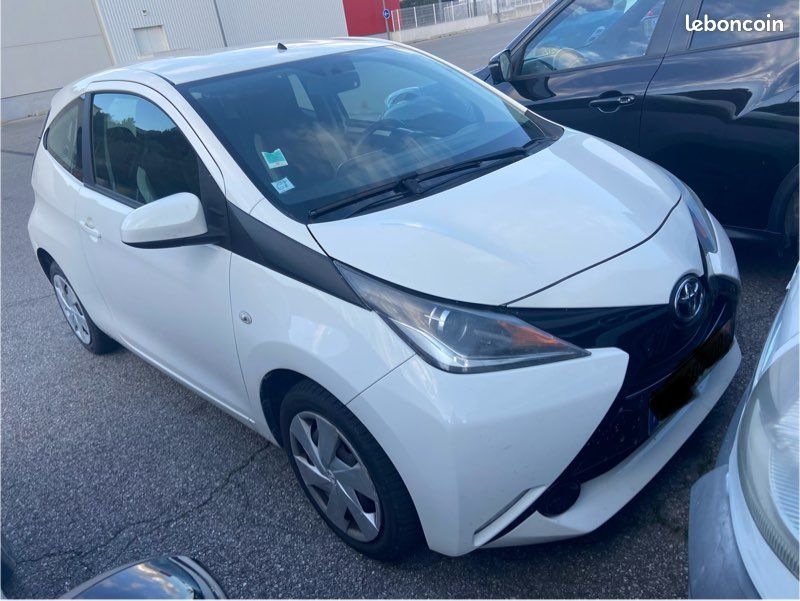 TOYOTA AYGO 1,0 x play état parfait (image 5)