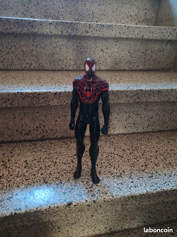 Figurine spiderman noir (image 1)