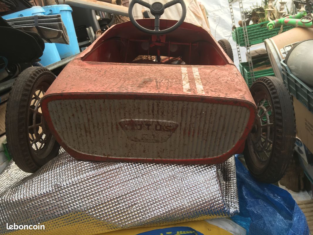 Voiture à pédale ancienne (image 2)
