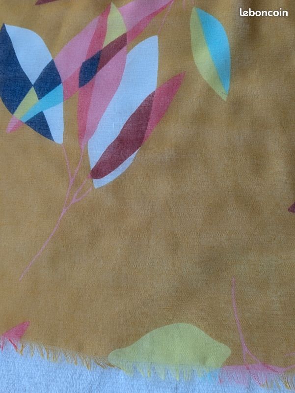 Jolie écharpe légère à bouquets de feuilles colorées sur jaune/ moutarde 176/ 89 TBE (image 6)