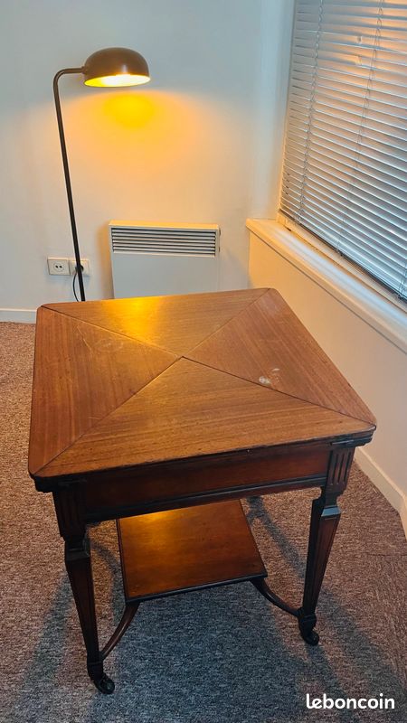 Table d'appoint vintage en bois avec détails sculptés (image 7)
