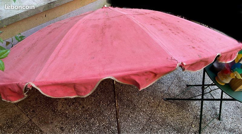 Parasol de marché 2.50 diam toile rouge très solide + poteau d origine années 60 en l état livraison 🚚 (image 3)