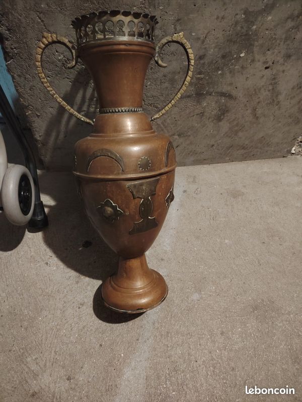 Vase en cuivre gravé (image 1)