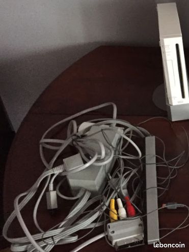 Lot Wii console de jeu avec socle batterie manettes (image 1)