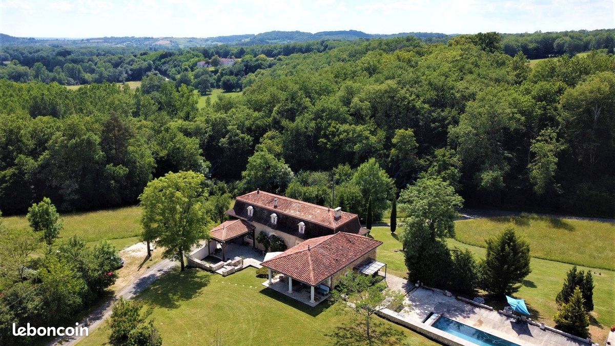 Maison 7 pièces 212 m² · à Creyssac · 212 m² · 450 000 €