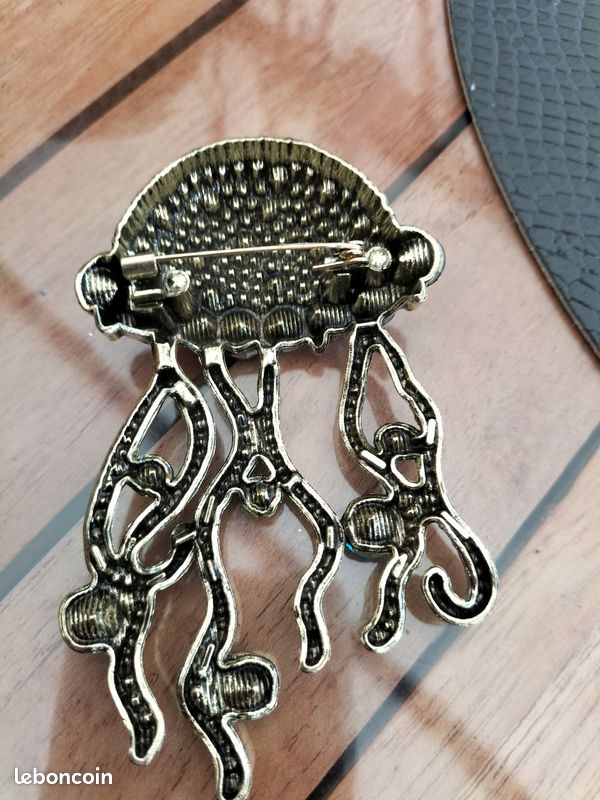 Belle Broche Vintage En Métal Doré Et Verre Turquoise - Longueur 5,2 Cm, Occasion En Bon état