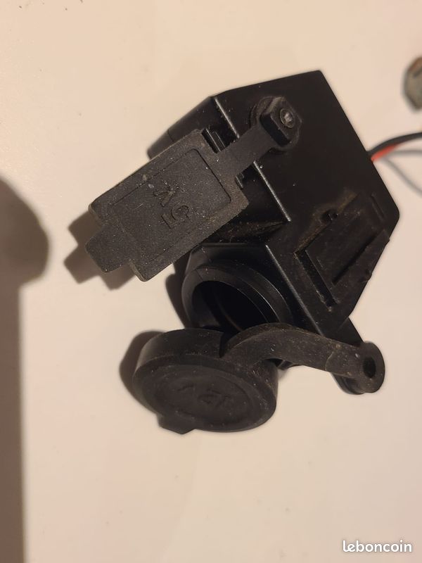 Accessoire moto, Prise USB MOTO et allume cigare moto, pour toutes motos et scooters comme neuve en parfait ETAT (image 3)