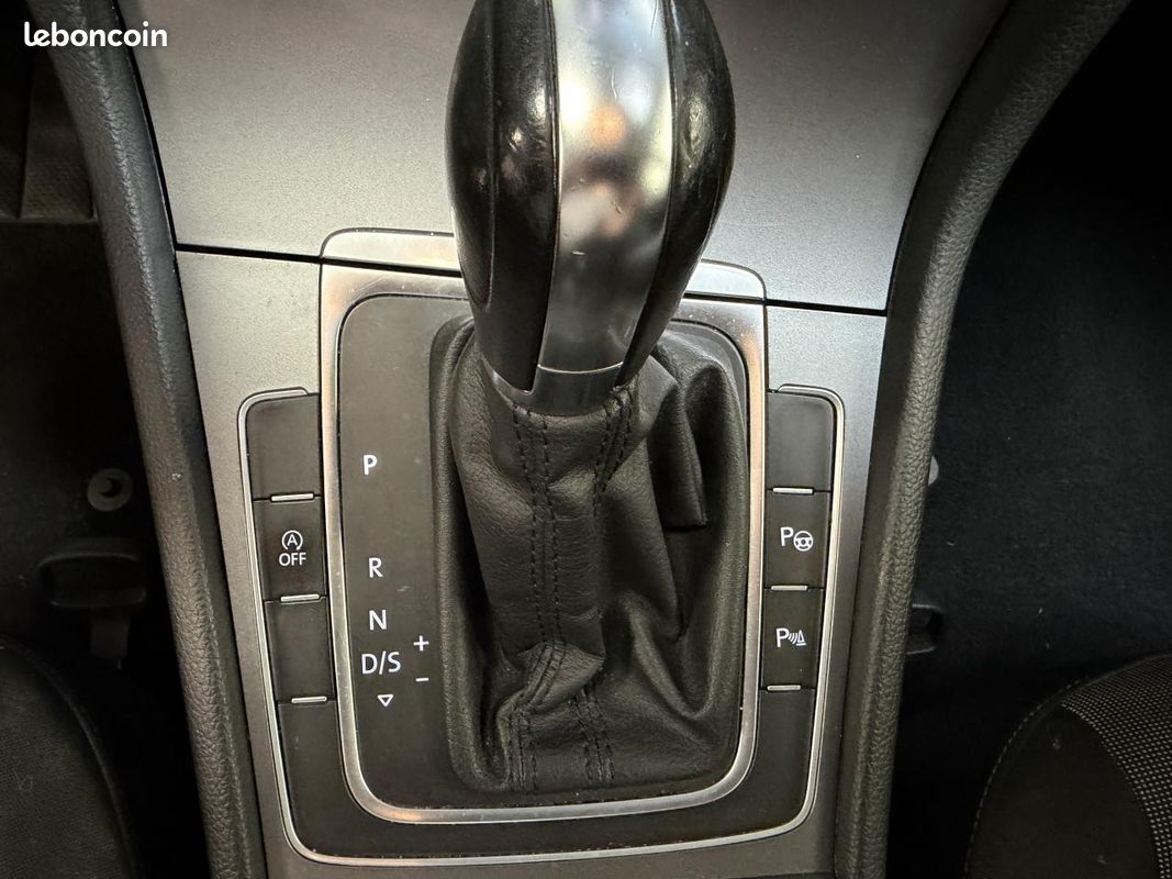 VOLKSWAGEN GOLF 1.6 TDI 105CH DSG 7 / Caméra de recul / Régulateur adaptatif / Park assit / (image 21)
