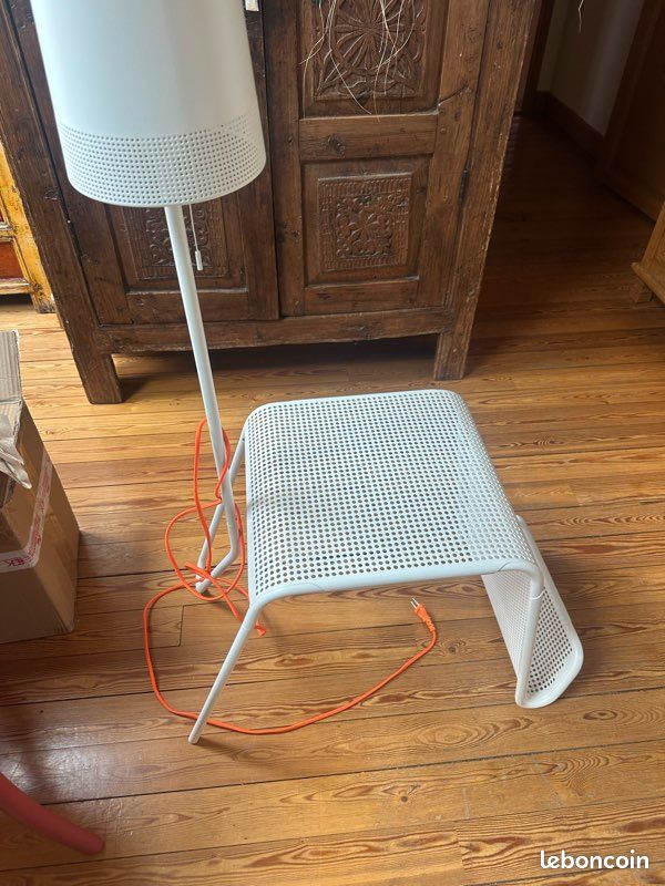 Table de lit ikea avec lumière (image 1)