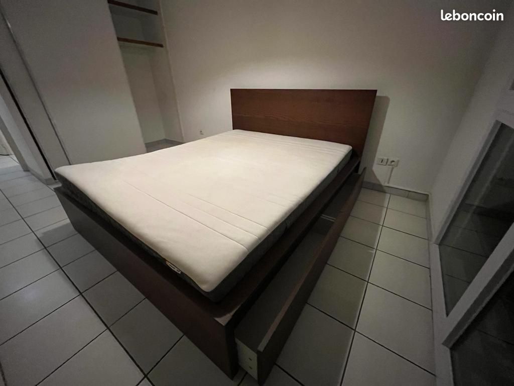 Cadre de lit 160 X 200 + sommier + matelas+prix négociable (image 2)
