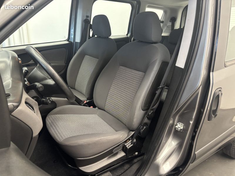 Fiat DOBLO 1.6 jtd 120 ch Lounge 7 places / Climatisation / Attelage / Régulateur / (image 15)