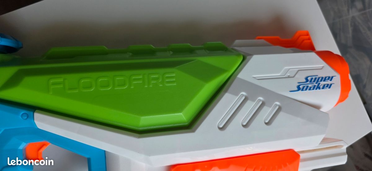 Pistolet à eau nerf super soaker floodfire pour s'amuser dans le jardin (image 3)