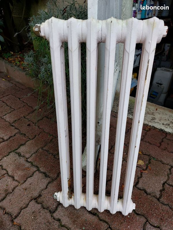 Petit RADIATEUR en fonte (image 1)