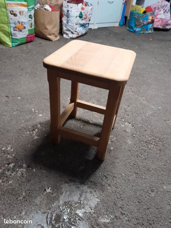 Tabouret en bois (image 1)