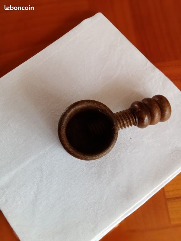 Ancien Gros Casse Noix Noisette en Bois tourné