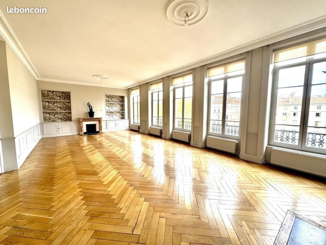 Appartement 8 pièces 252 m² · à Saint-Étienne · 252 m² · 298 000 €