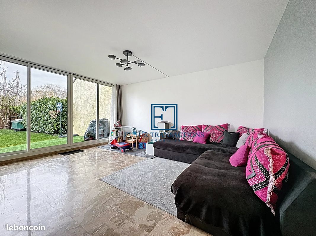 Maison 5 pièces 101 m² · à Voisins-le-Bretonneux · 101 m² · 450 000 €