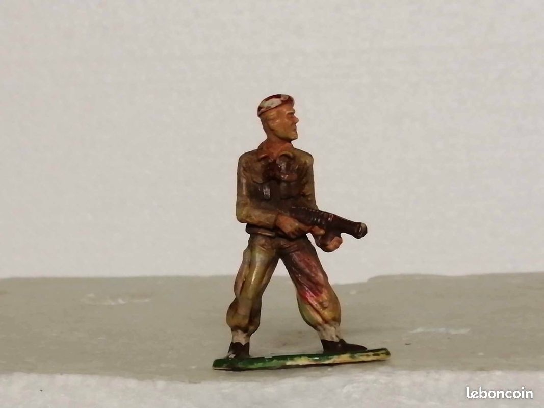 FIGURINE FIGUR STARLUX - Soldat Militaire Beret Rouge Avec Fusil Abime