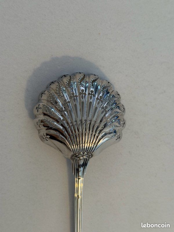 Timbale en argent massif modèle coquille