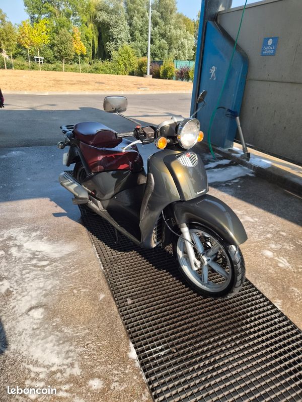 Aprilia 125 Scarabeo (image 2)
