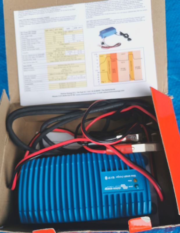 Victron Energy - Chargeur de batterie Blue Smart IP67 12V 25A (1)