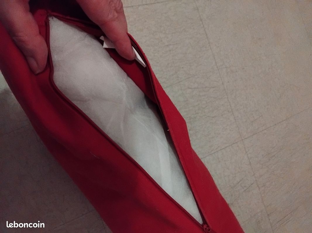 Coussin rouge (image 2)