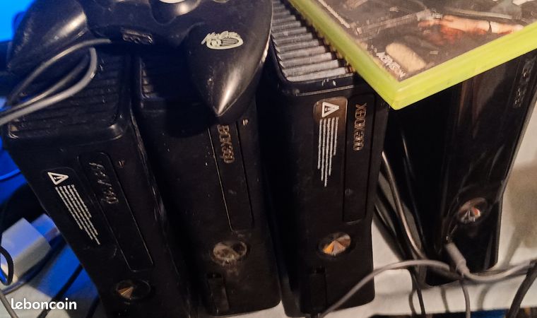 XBOX 360 pour pièces + alim + VGA + 2 manettes + accessoire WIFI - Consoles