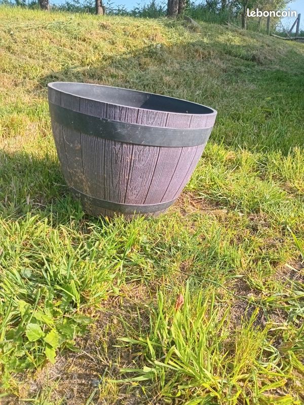 Gros Pot de fleur en plastique (image 1)