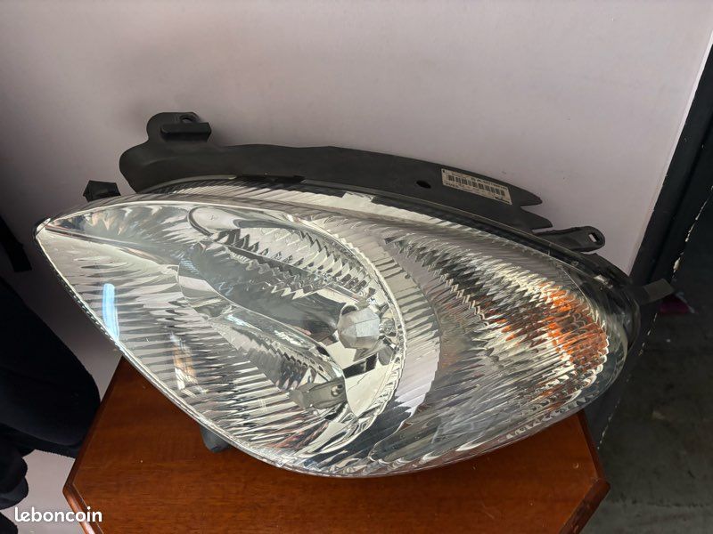 Phare Citroën Xxara Picasso phase 1 (image 1)