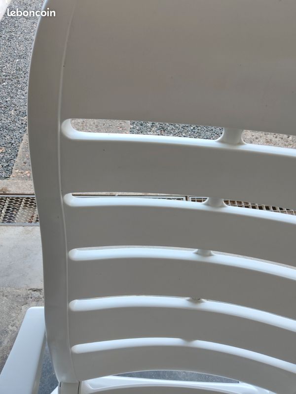 Fauteuil plastique blanc (image 3)