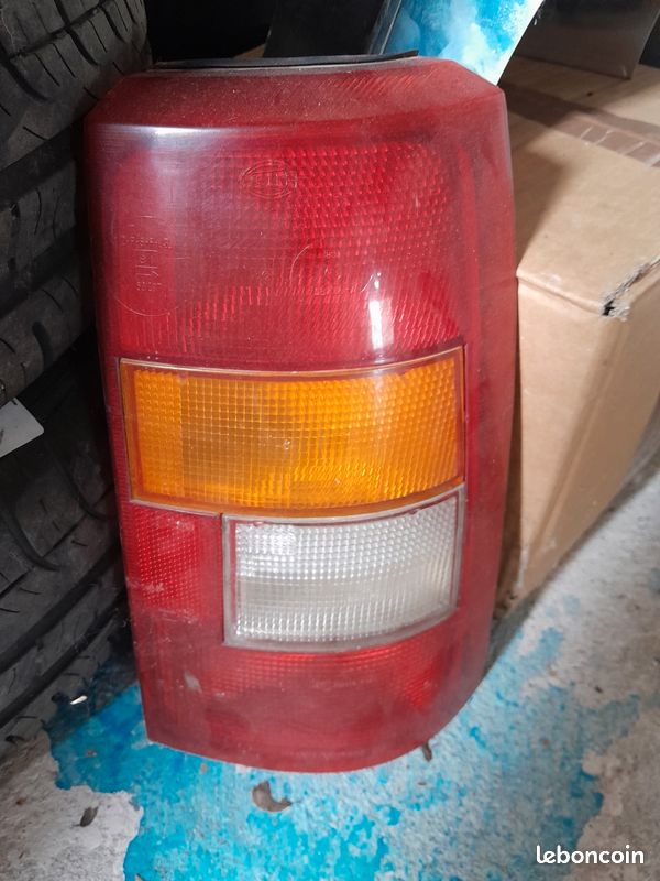 Feu arrière de Renault 12 break côté droit (image 1)