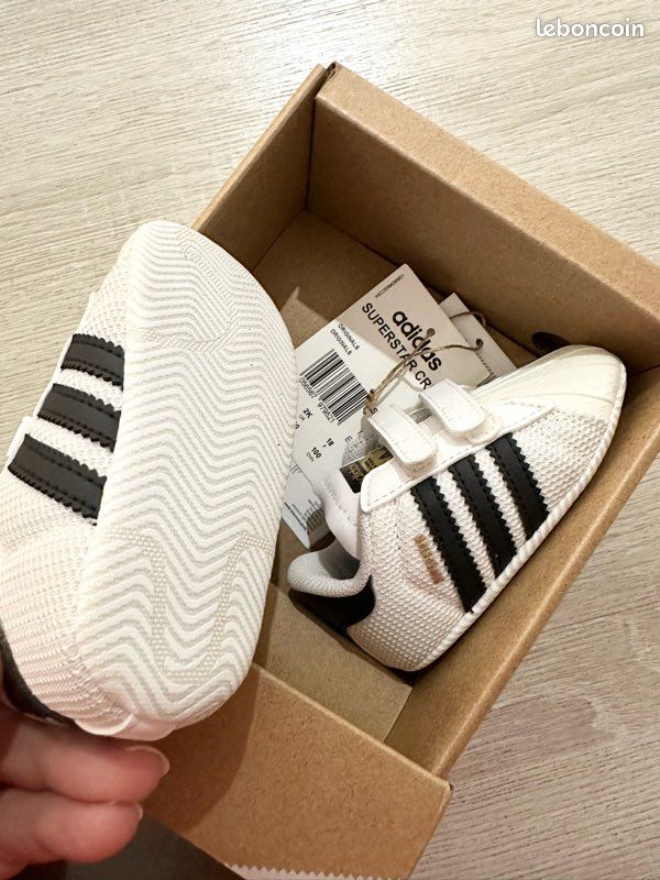 Baskets Adidas Superstar bébé taille 18 Chaussures
