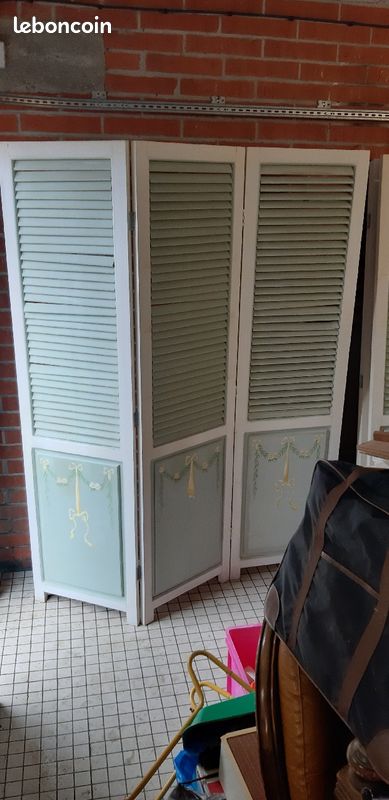 Vends 2 paravents en bois avec décor peint à la main 1m90 de haut, 1m50 de long en 3 panneaux (image 2)