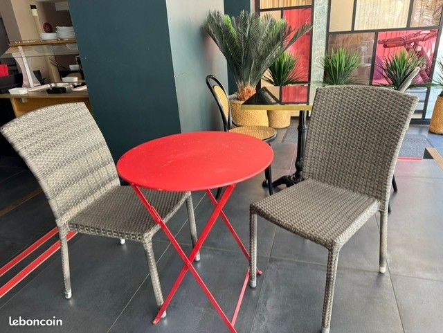 Table pliante Fermob rouge et 2 chaises tressées (image 1)