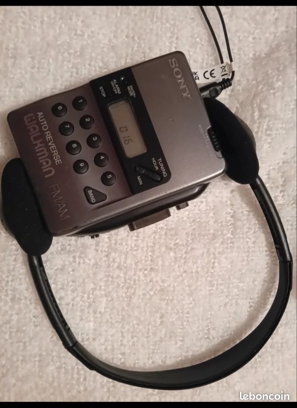 LE MOTEUR DU lecteur de cassette Walkman Sony TCM 200 DV tourne pour