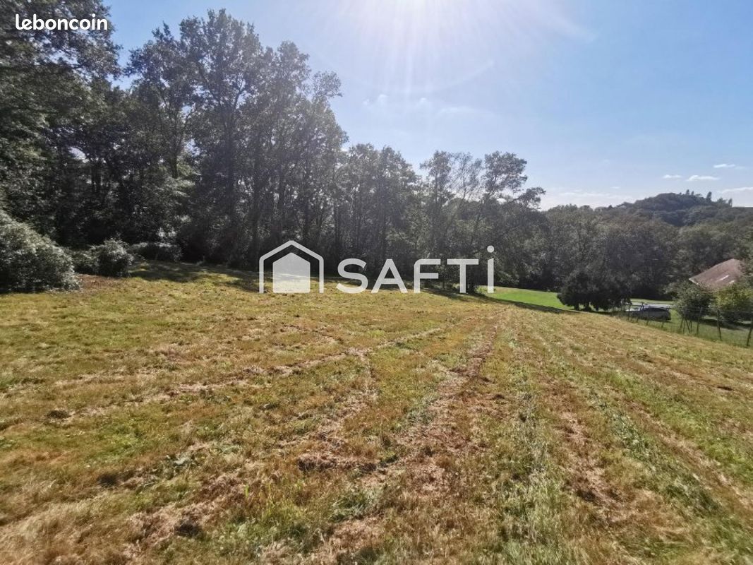 Terrain 5000 m² · à Buros · 5 000 m² · 120 000 €