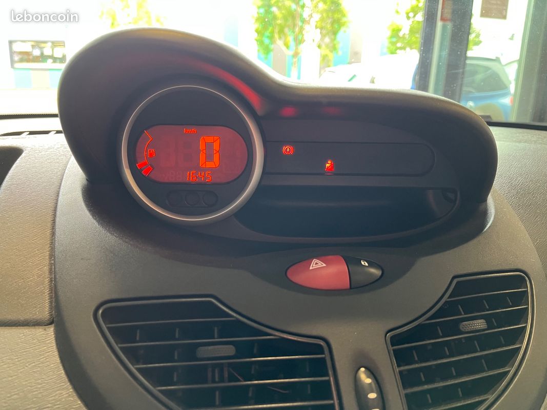 RENAULT TWINGO 1.2 75 AUTHENTIQUe (image 9)
