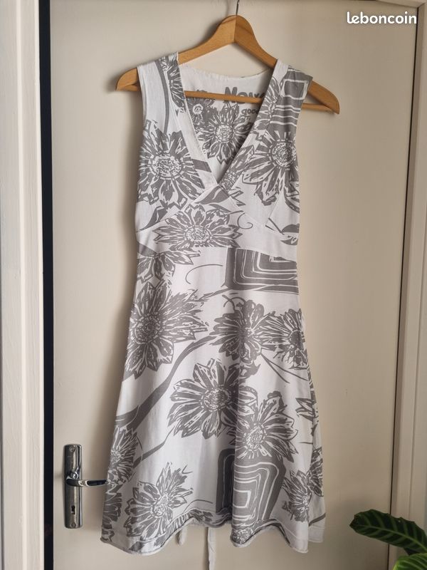 Robe Desigual blanche et grise taille 38 (image 1)