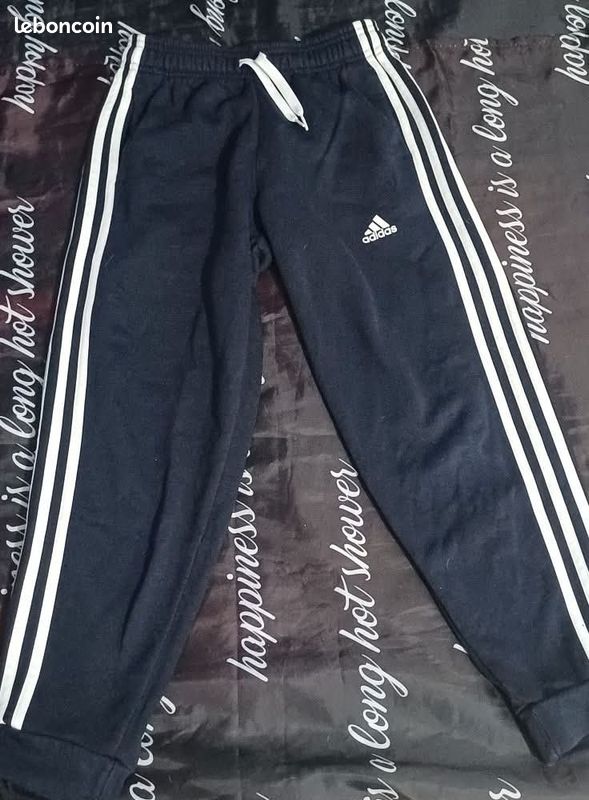 Vend bas de jogging adidas garçon état neuf juste laver taille 10 ans vend 8 euros vente sur laon ne livre pas aucune réservation aucun envoi (image 1)