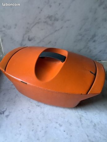 Cocotte coquelle Le creuset designed by Raymond Loewy