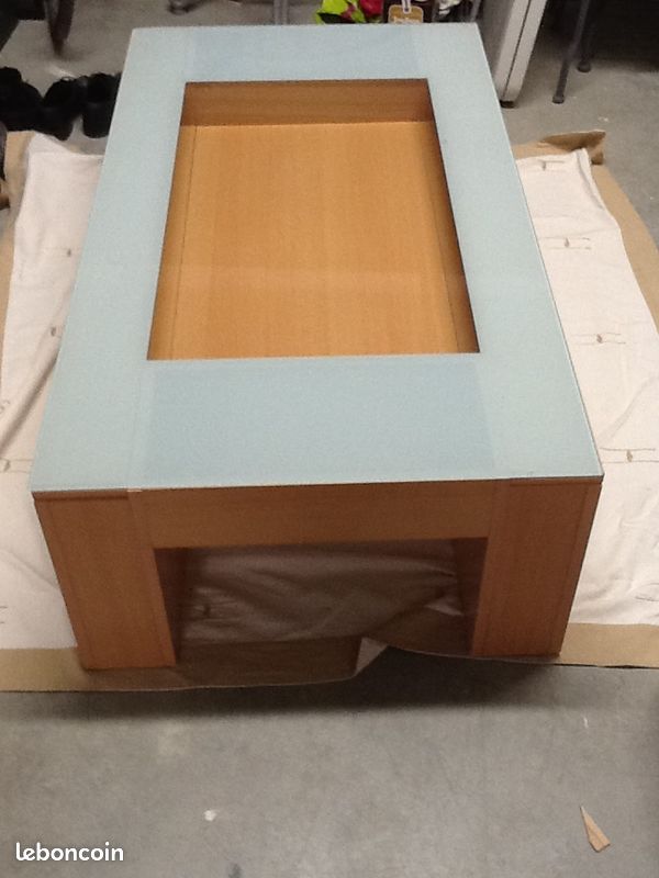 Table basse contemporaine (image 1)