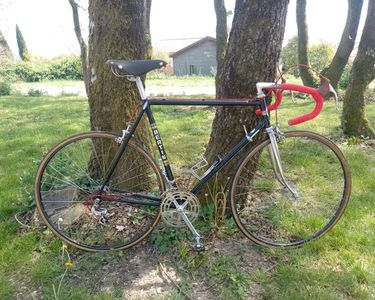 Vieux vélo de la marque française Captivante des années 30 ou 40