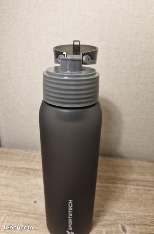Gourde Sport 1L SPORTSTECH WBT100 – Tritan Sans BPA, Anti-Fuite 1 Main, Indicateur Hydratation, Dragonne, Infuseur Fruits, Anthracite