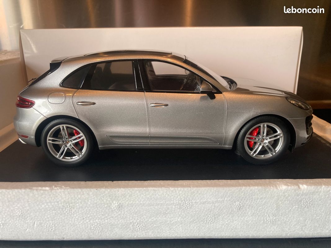 Porsche Macan Turbo silver 1/18 Spark (image 8)