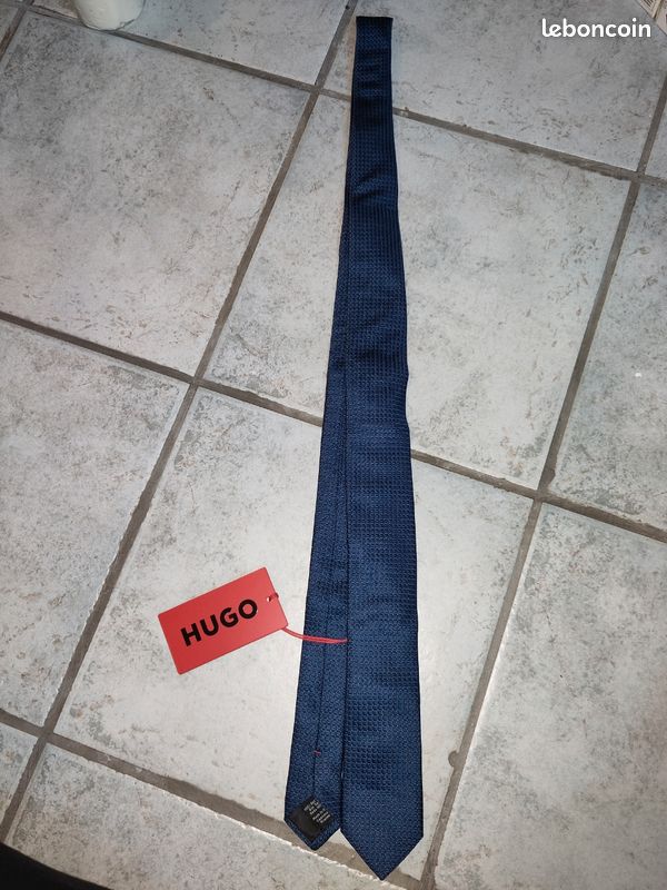 Cravate Hugo Boss En Soie Bleue - Occasion En Excellent état