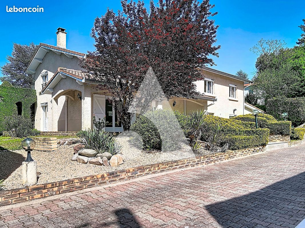 Maison 5 pièces 145 m² · à Poncins · 145 m² · 345 000 €