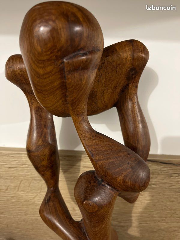 Statue abstraite Le penseur réalisée artisanalement en bois de Suar