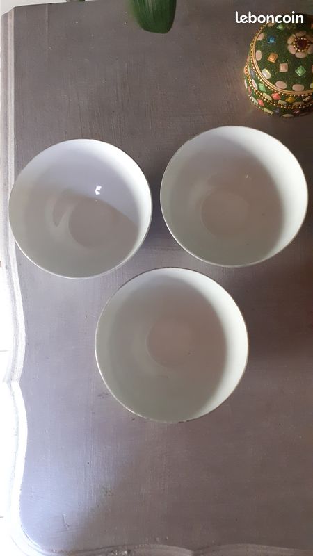 3 Anciens bols a café en porcelaine Motif de roses (image 2)